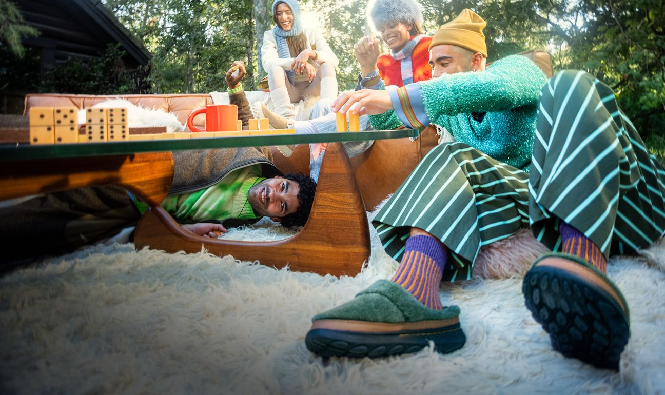 Des personnes à l'extérieur portant des chaussures Merrell
